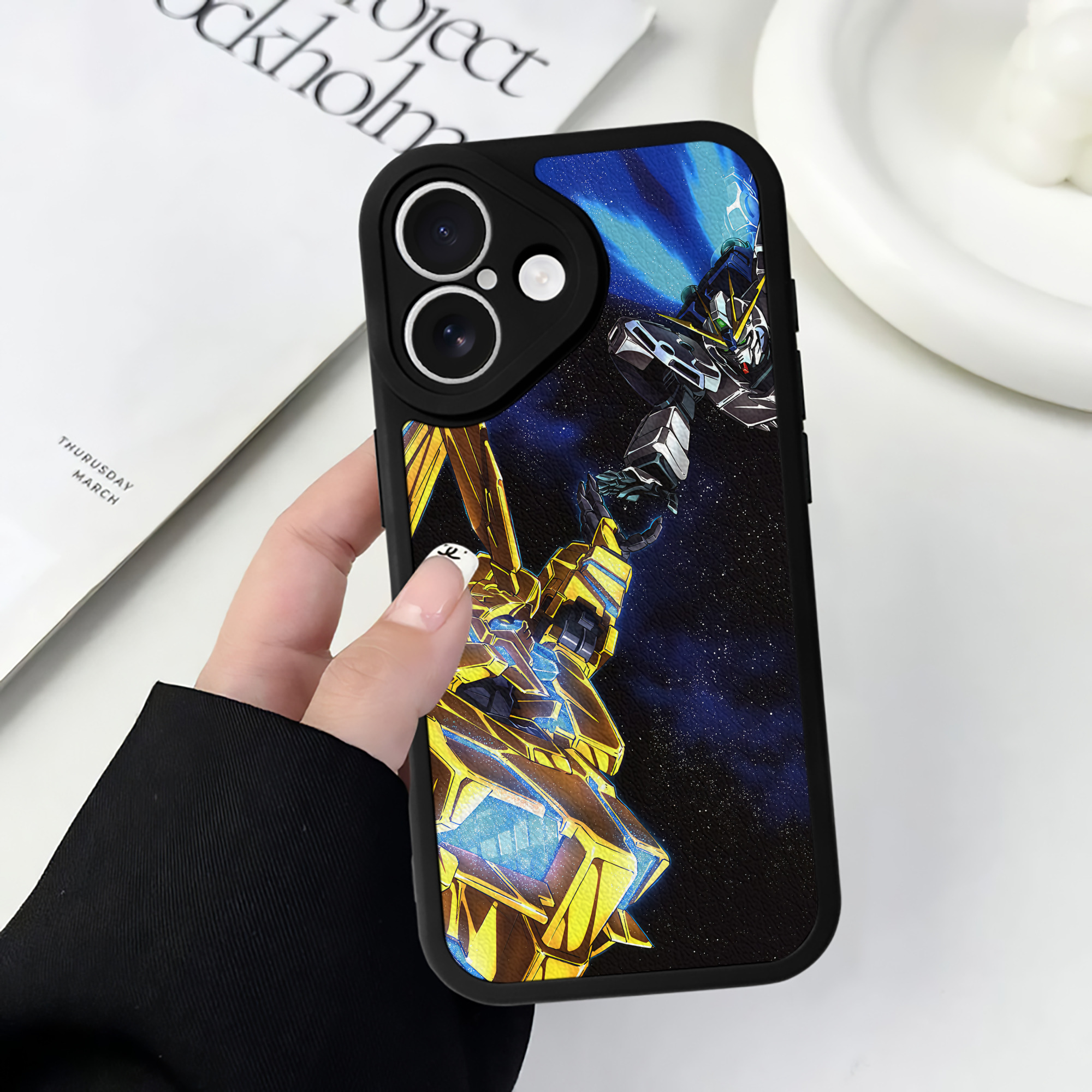 （画像用） 機動戦士ガンダム Mobile Suit Gundam 【iPhone 16シリーズ対応】シリコンスマホケース（レザー調） 材質：シリコン